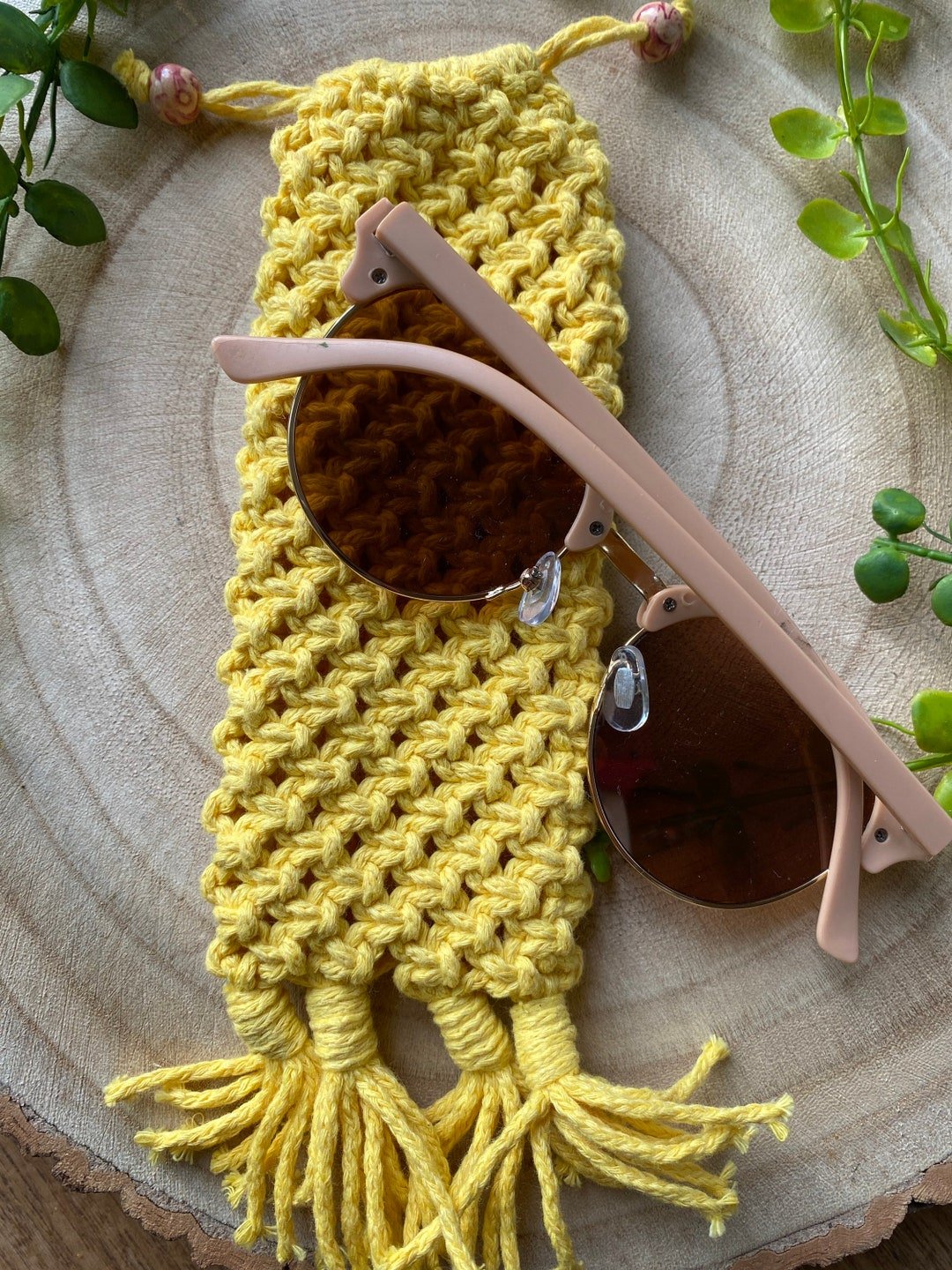 Foto de referência: porta-óculos amarelo de macramê